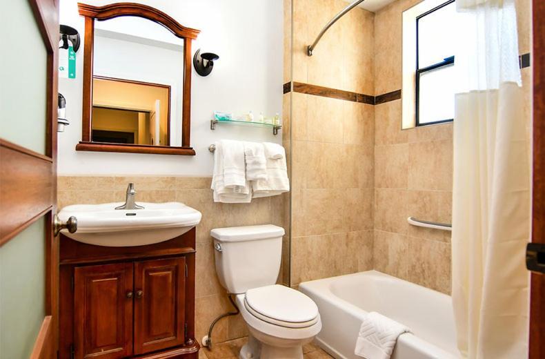 Brand Plaza Hotel Глендейл Экстерьер фото